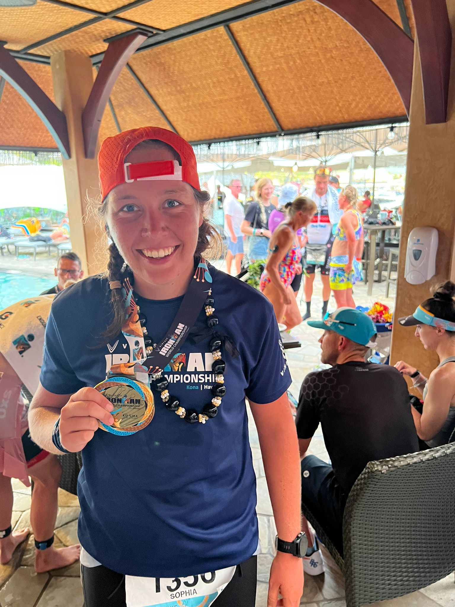 Sophia mit Medaille nach dem Ironman auf Hawaii